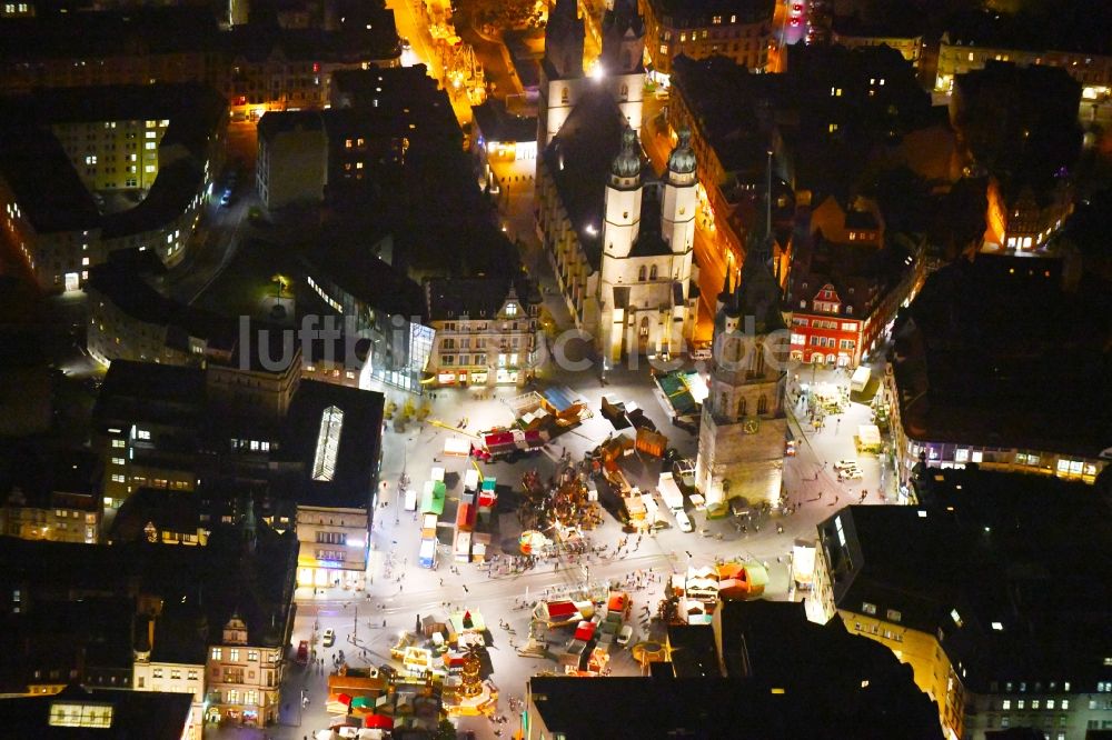 Halle (Saale) bei Nacht von oben - Nachtluftbild Verkaufs- und Imbißstände und Handelsbuden am Marktplatz am Roter Turm in Halle (Saale) im Bundesland Sachsen-Anhalt, Deutschland