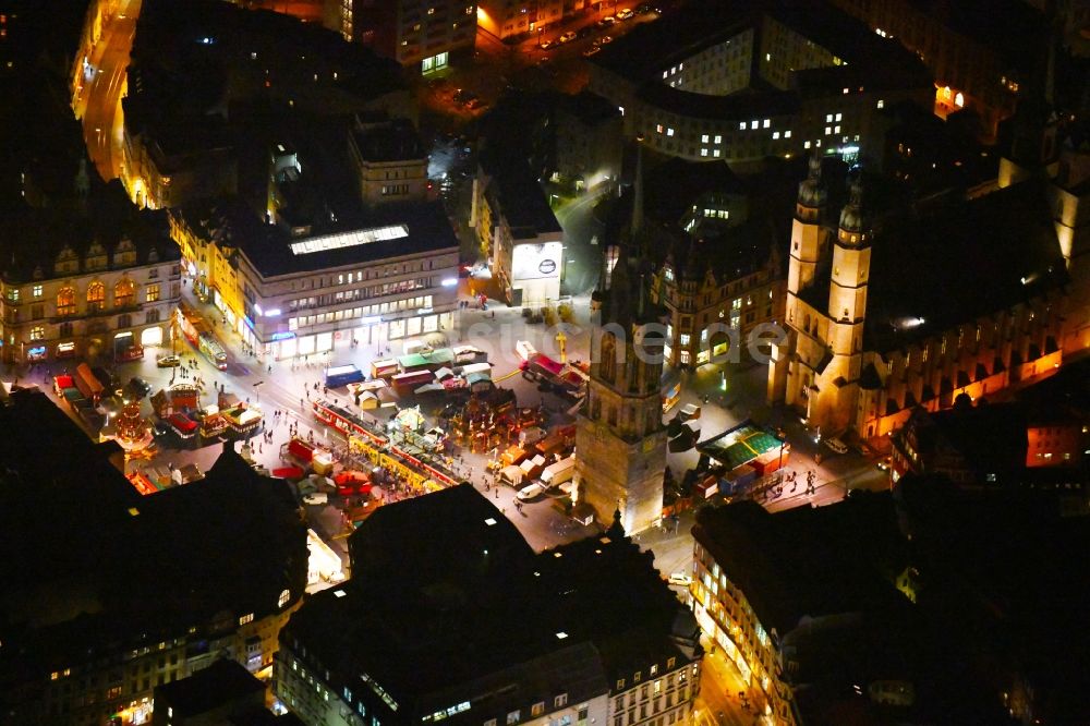 Halle (Saale) bei Nacht aus der Vogelperspektive: Nachtluftbild Verkaufs- und Imbißstände und Handelsbuden am Marktplatz am Roter Turm in Halle (Saale) im Bundesland Sachsen-Anhalt, Deutschland