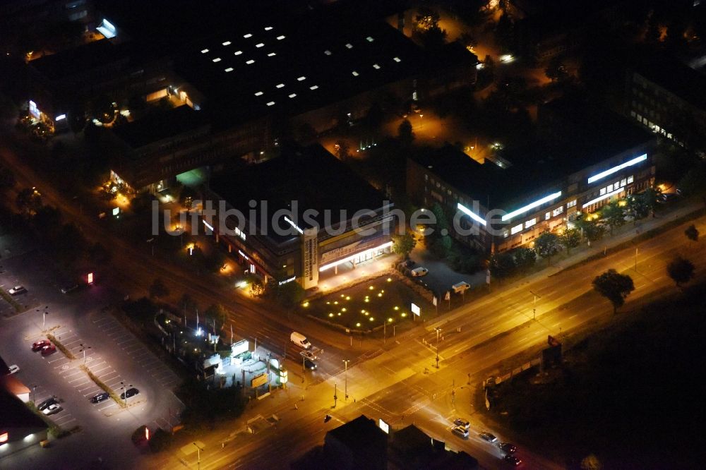 Berlin bei Nacht von oben - Nachtluftbild Verlauf der Straßenkreuzung Alt Mahlsdorf - Pilgramer Straße - Landsberger Straße in Berlin