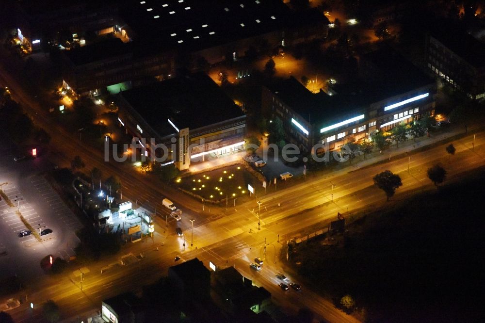 Nachtluftbild Berlin - Nachtluftbild Verlauf der Straßenkreuzung Alt Mahlsdorf - Pilgramer Straße - Landsberger Straße in Berlin