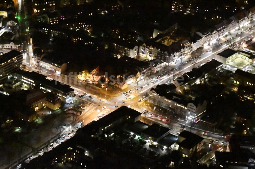 Berlin bei Nacht aus der Vogelperspektive: Nachtluftbild Verlauf der Straßenkreuzung Clayalleee - Teltower Damm - Berliner Straße im Ortsteil Bezirk Steglitz-Zehlendorf in Berlin