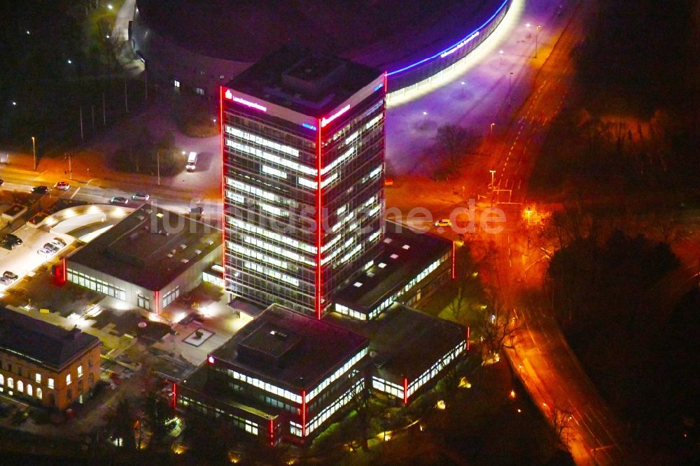 Braunschweig bei Nacht von oben - Nachtluftbild Verwaltungsgebäude des Finanzdienstleistungs- Unternehmens Braunschweigische Landessparkasse - Filiale am Friedrich-Wilhelm-Platz in Braunschweig im Bundesland Niedersachsen, Deutschland