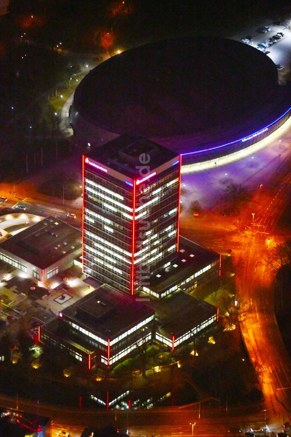 Braunschweig bei Nacht aus der Vogelperspektive: Nachtluftbild Verwaltungsgebäude des Finanzdienstleistungs- Unternehmens Braunschweigische Landessparkasse - Filiale am Friedrich-Wilhelm-Platz in Braunschweig im Bundesland Niedersachsen, Deutschland