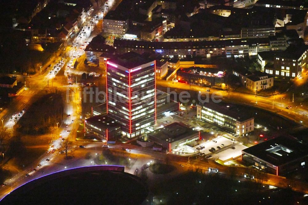 Nachtluftbild Braunschweig - Nachtluftbild Verwaltungsgebäude des Finanzdienstleistungs- Unternehmens Braunschweigische Landessparkasse - Filiale am Friedrich-Wilhelm-Platz in Braunschweig im Bundesland Niedersachsen, Deutschland