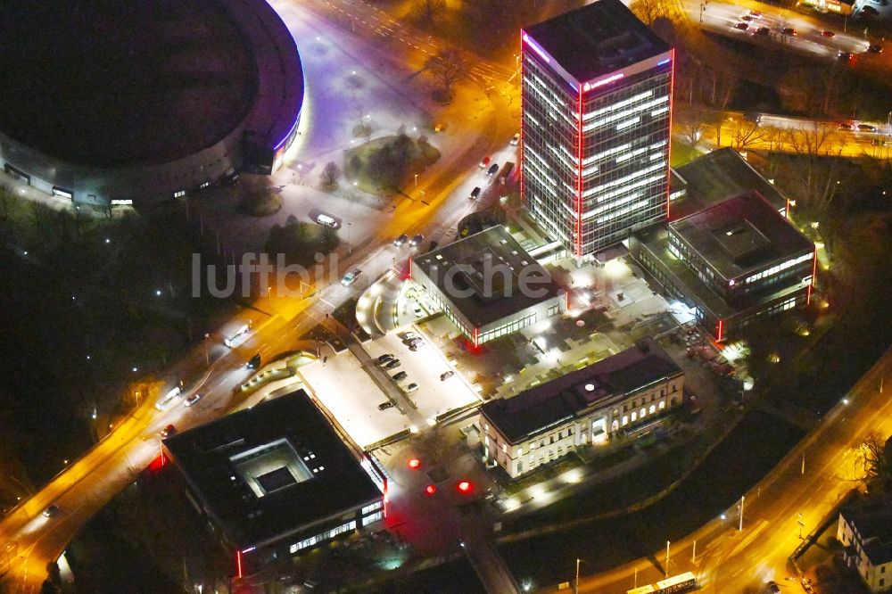 Braunschweig bei Nacht von oben - Nachtluftbild Verwaltungsgebäude des Finanzdienstleistungs- Unternehmens Braunschweigische Landessparkasse - Filiale am Friedrich-Wilhelm-Platz in Braunschweig im Bundesland Niedersachsen, Deutschland