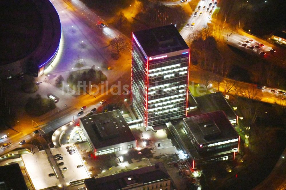 Braunschweig bei Nacht aus der Vogelperspektive: Nachtluftbild Verwaltungsgebäude des Finanzdienstleistungs- Unternehmens Braunschweigische Landessparkasse - Filiale am Friedrich-Wilhelm-Platz in Braunschweig im Bundesland Niedersachsen, Deutschland