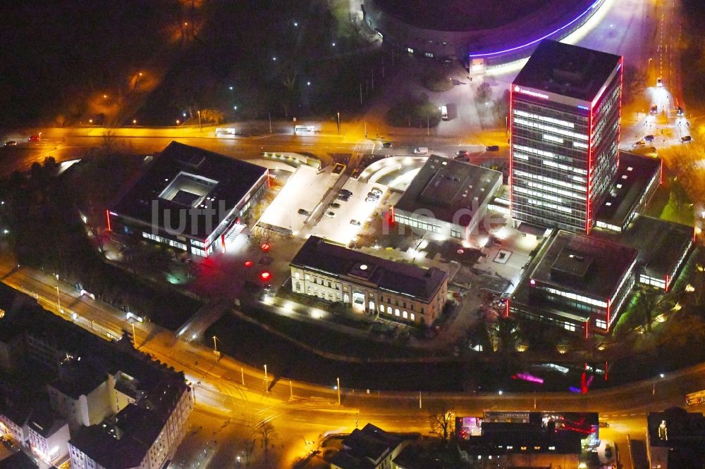 Braunschweig bei Nacht aus der Vogelperspektive: Nachtluftbild Verwaltungsgebäude des Finanzdienstleistungs- Unternehmens Braunschweigische Landessparkasse - Filiale am Friedrich-Wilhelm-Platz in Braunschweig im Bundesland Niedersachsen, Deutschland