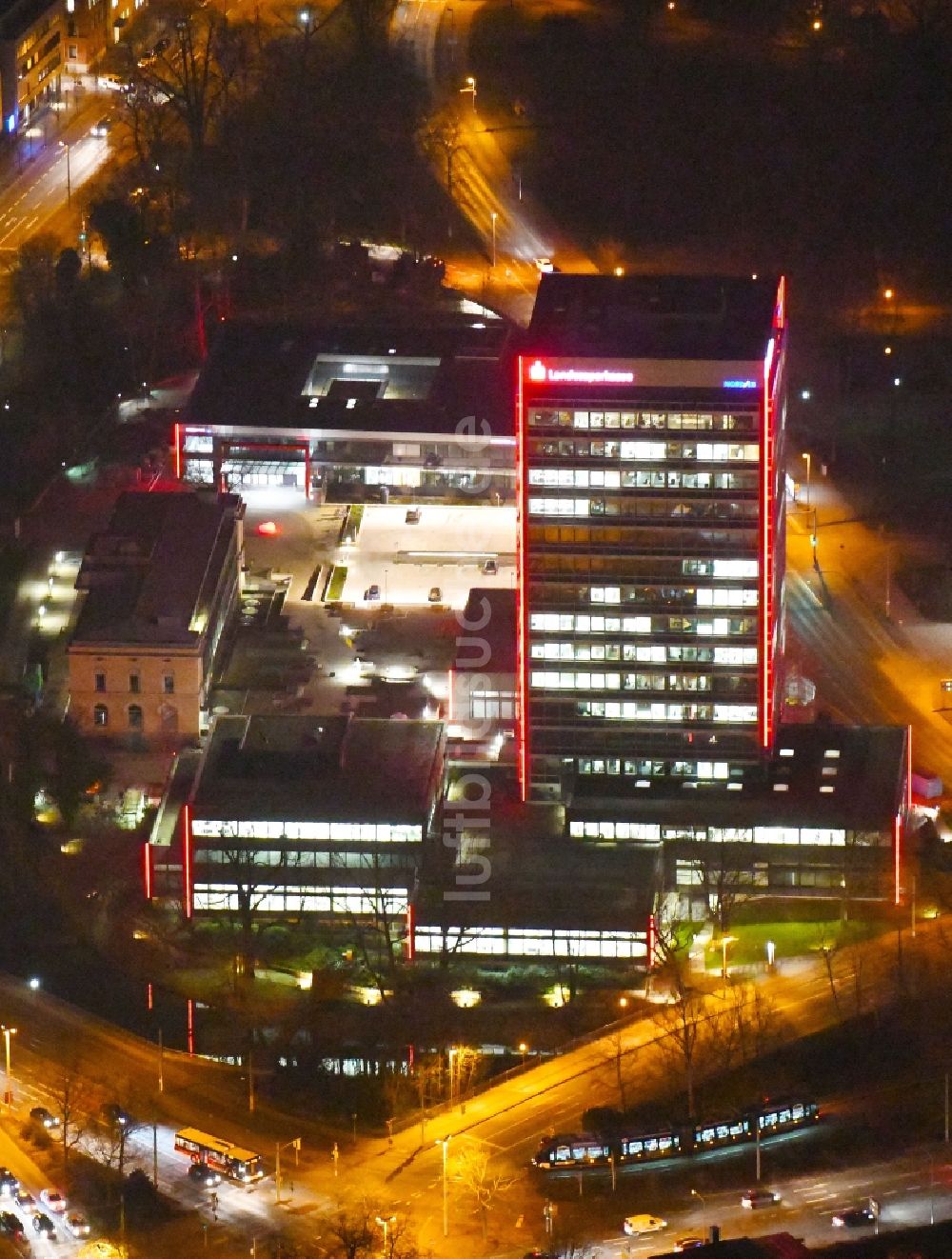 Braunschweig bei Nacht von oben - Nachtluftbild Verwaltungsgebäude des Finanzdienstleistungs- Unternehmens Braunschweigische Landessparkasse - Filiale am Friedrich-Wilhelm-Platz in Braunschweig im Bundesland Niedersachsen, Deutschland