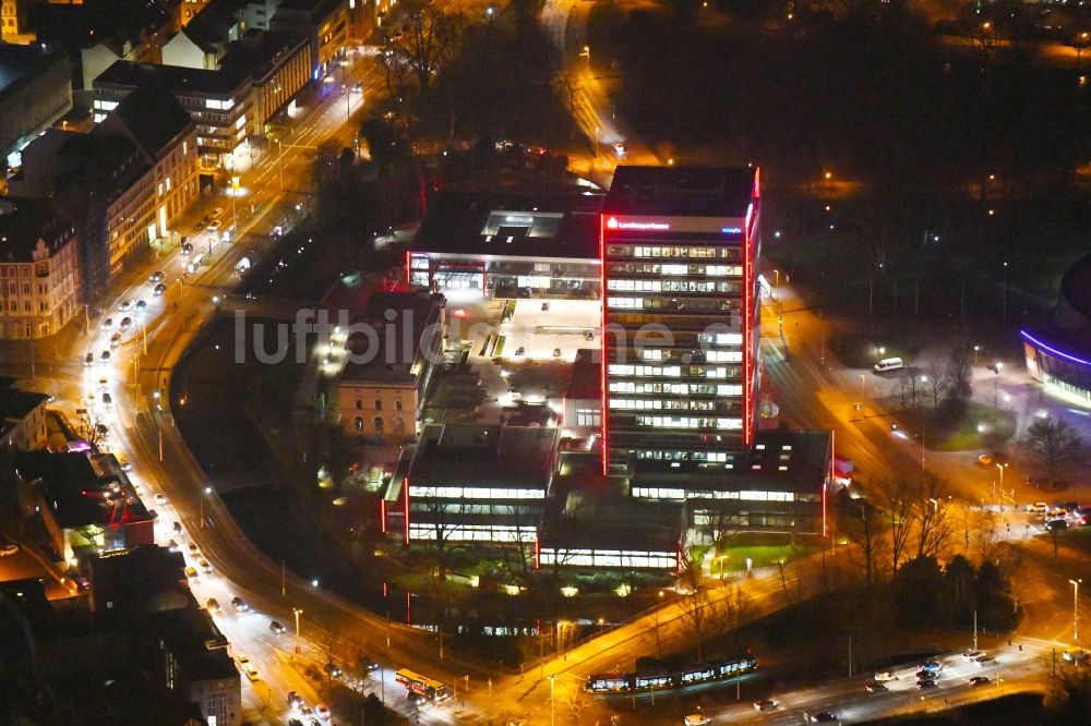 Braunschweig bei Nacht aus der Vogelperspektive: Nachtluftbild Verwaltungsgebäude des Finanzdienstleistungs- Unternehmens Braunschweigische Landessparkasse - Filiale am Friedrich-Wilhelm-Platz in Braunschweig im Bundesland Niedersachsen, Deutschland