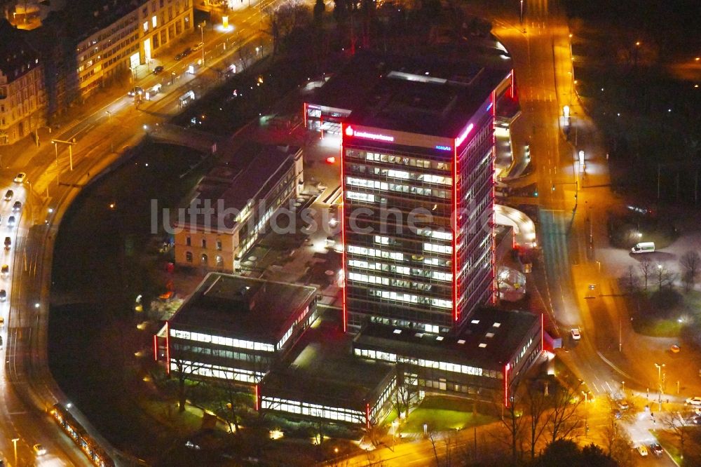 Nachtluftbild Braunschweig - Nachtluftbild Verwaltungsgebäude des Finanzdienstleistungs- Unternehmens Braunschweigische Landessparkasse - Filiale am Friedrich-Wilhelm-Platz in Braunschweig im Bundesland Niedersachsen, Deutschland