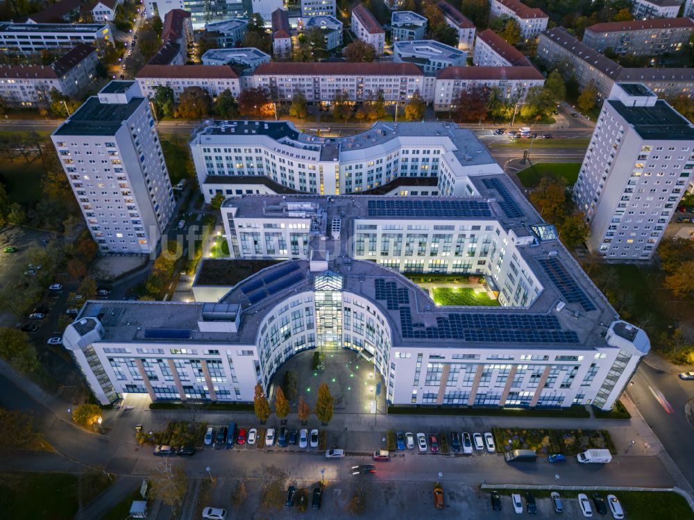 Nacht-Luftaufnahme Dresden - Nachtluftbild Verwaltungsgebäude des Finanzdienstleistungs- Unternehmens Sächsische Aufbaubank in Dresden im Bundesland Sachsen, Deutschland