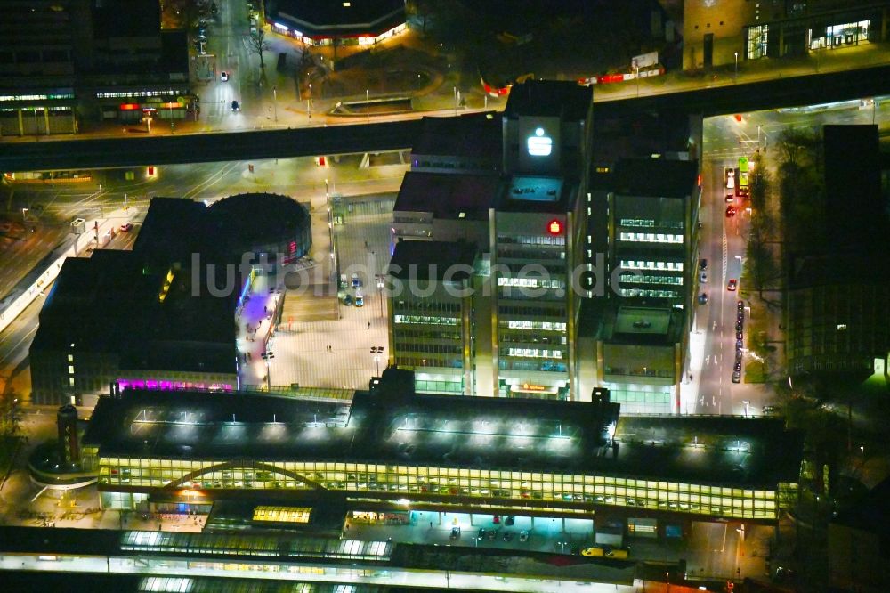 Hannover bei Nacht von oben - Nachtluftbild Verwaltungsgebäude des Finanzdienstleistungs- Unternehmens Sparkasse Hannover - FirmenkundenCenter am Raschplatz im Ortsteil Mitte in Hannover im Bundesland Niedersachsen, Deutschland