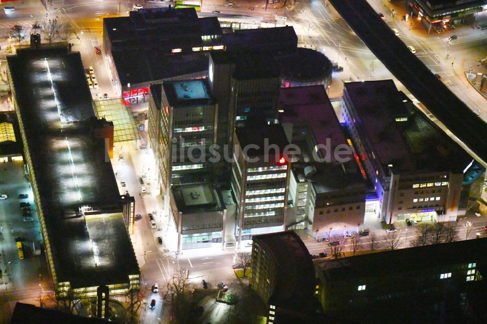 Hannover bei Nacht aus der Vogelperspektive: Nachtluftbild Verwaltungsgebäude des Finanzdienstleistungs- Unternehmens Sparkasse Hannover - FirmenkundenCenter am Raschplatz im Ortsteil Mitte in Hannover im Bundesland Niedersachsen, Deutschland