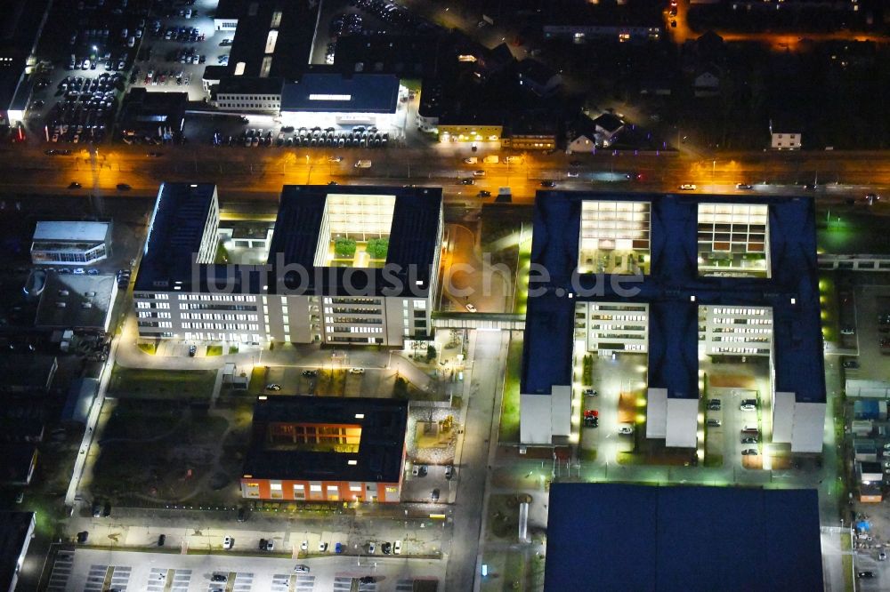 Braunschweig bei Nacht von oben - Nachtluftbild Verwaltungsgebäude des Finanzdienstleistungs- Unternehmens Volkswagen Financial Services in Braunschweig im Bundesland Niedersachsen