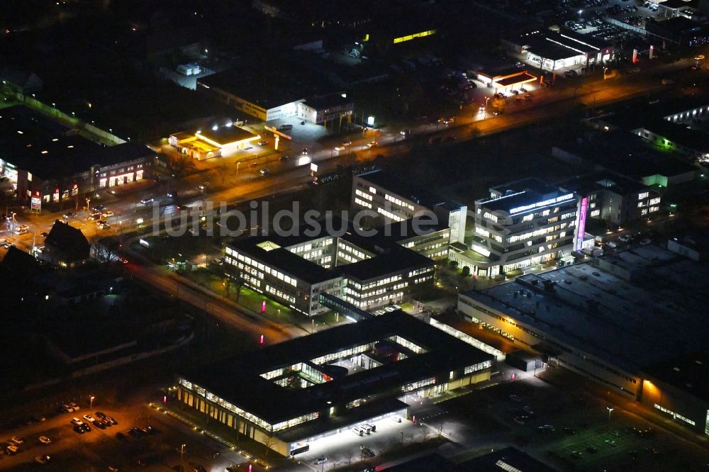 Braunschweig bei Nacht von oben - Nachtluftbild Verwaltungsgebäude des Finanzdienstleistungs- Unternehmens der Volkswagen Financial Services - Filiale Braunschweig im Ortsteil Veltenhof-Rühme in Braunschweig im Bundesland Niedersachsen, Deutschland