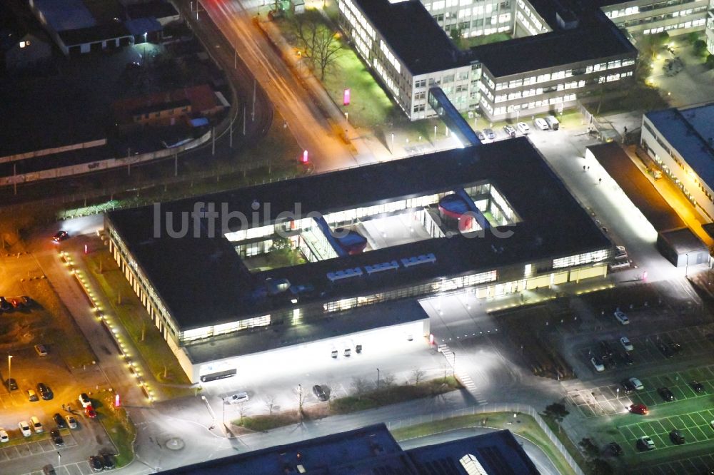 Braunschweig bei Nacht aus der Vogelperspektive: Nachtluftbild Verwaltungsgebäude des Finanzdienstleistungs- Unternehmens der Volkswagen Financial Services - Filiale Braunschweig im Ortsteil Veltenhof-Rühme in Braunschweig im Bundesland Niedersachsen, Deutschland