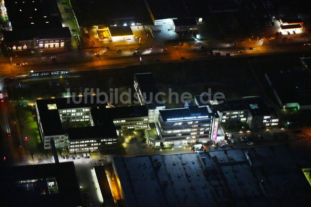 Braunschweig bei Nacht von oben - Nachtluftbild Verwaltungsgebäude des Finanzdienstleistungs- Unternehmens der Volkswagen Financial Services - Filiale Braunschweig im Ortsteil Veltenhof-Rühme in Braunschweig im Bundesland Niedersachsen, Deutschland