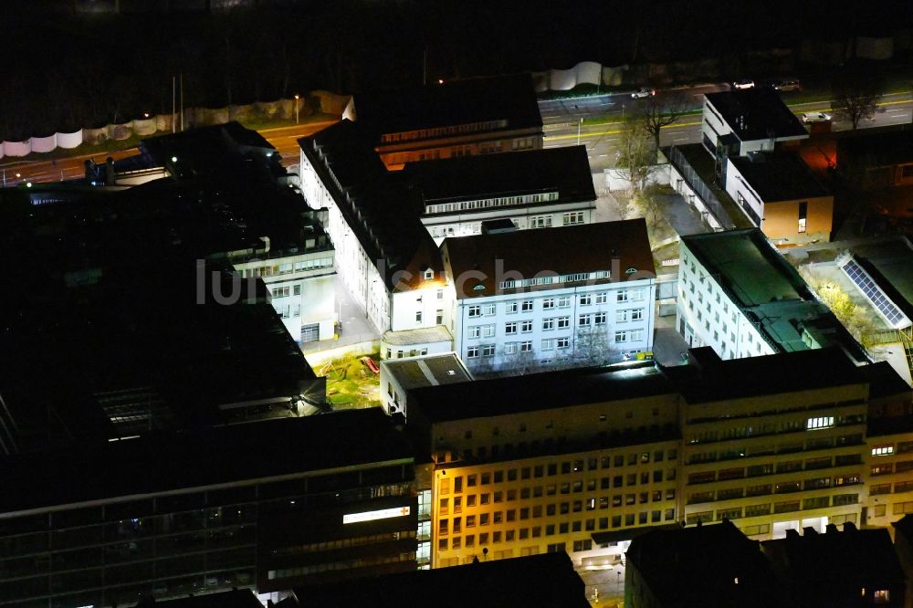 Stuttgart bei Nacht aus der Vogelperspektive: Nachtluftbild Verwaltungsgebäude der staatlichen Behörde der Staatsanwaltschaft in Stuttgart im Bundesland Baden-Württemberg, Deutschland