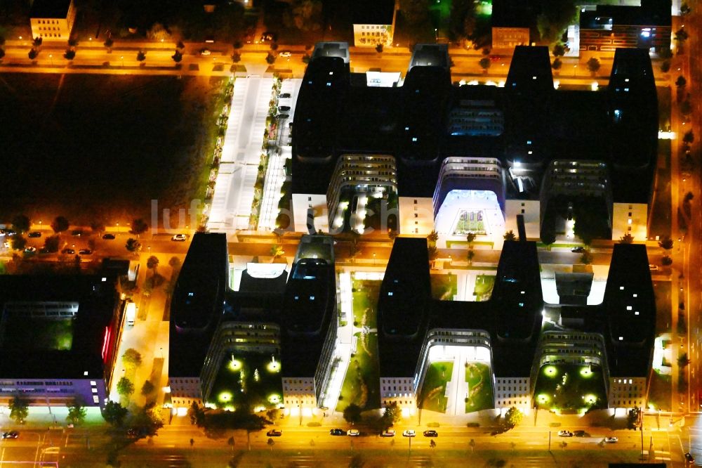 Nachtluftbild Berlin - Nachtluftbild Verwaltungsgebäude des Versicherungs- Unternehmens Allianz Campus Berlin im Ortsteil Adlershof in Berlin, Deutschland