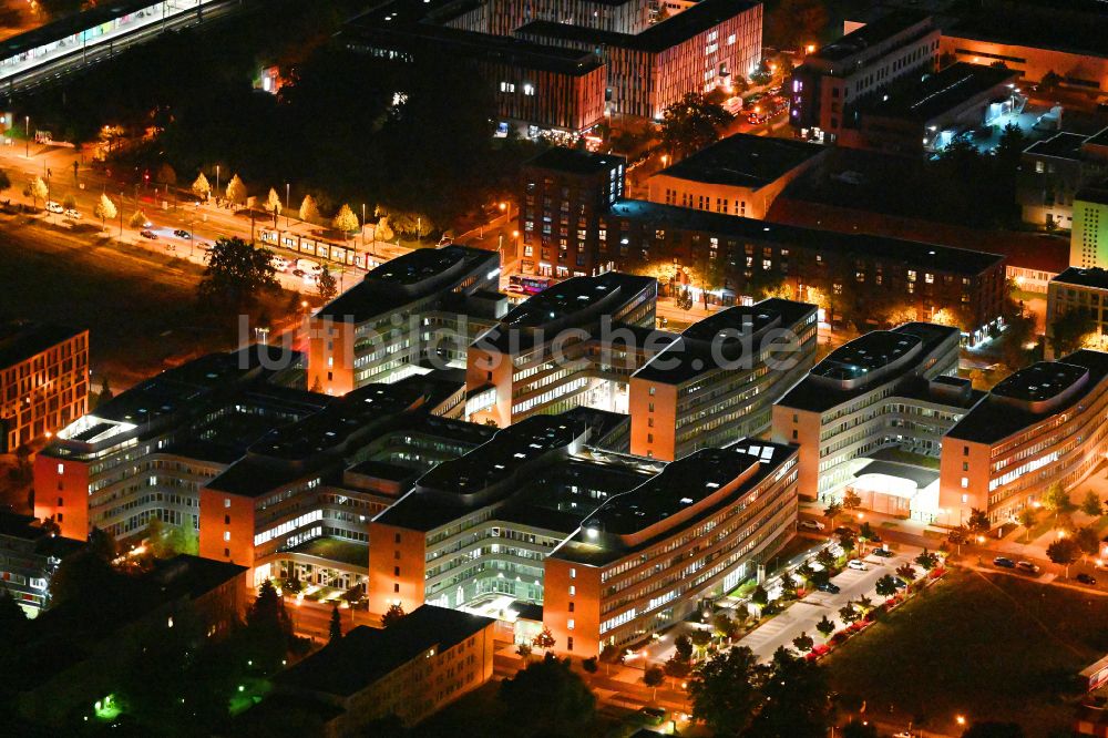 Berlin bei Nacht von oben - Nachtluftbild Verwaltungsgebäude des Versicherungs- Unternehmens Allianz Campus Berlin im Ortsteil Adlershof in Berlin, Deutschland