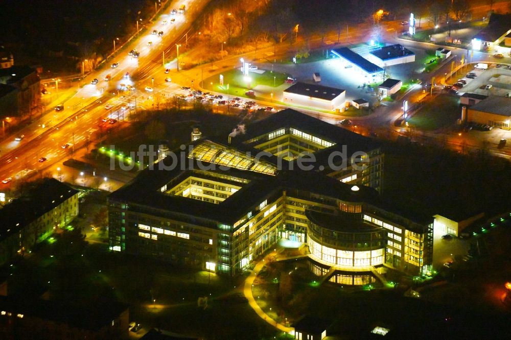 Halle (Saale) bei Nacht von oben - Nachtluftbild Verwaltungsgebäude des Versicherungs- Unternehmens Deutsche Rentenversicherung Mitteldeutschland in Halle (Saale) im Bundesland Sachsen-Anhalt, Deutschland