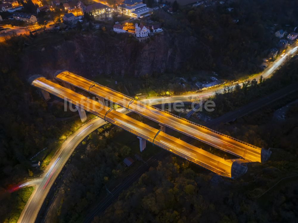 Dresden bei Nacht aus der Vogelperspektive: Nachtluftbild Viadukt Autobahnbrücke der BAB A17 Weißeritztalbrücke in Dresden im Bundesland Sachsen, Deutschland