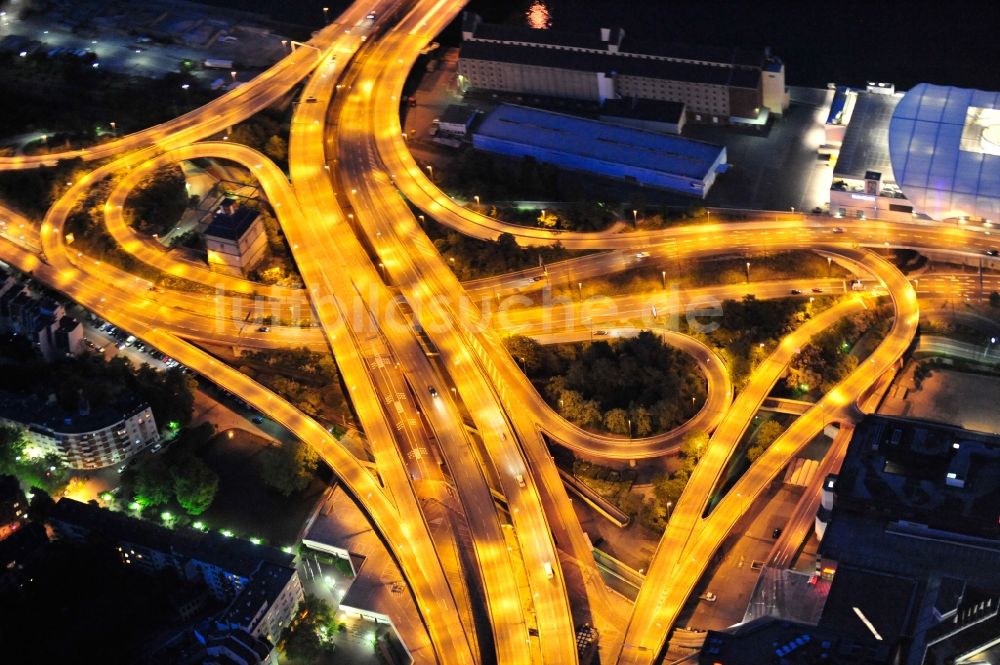 Ludwigshafen am Rhein bei Nacht von oben - Nachtluftbild Viadukt der Schnellstraße Hochstraße Nord - B44 in Ludwigshafen am Rhein im Bundesland Rheinland-Pfalz, Deutschland