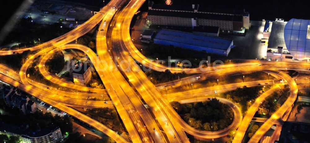 Ludwigshafen am Rhein bei Nacht aus der Vogelperspektive: Nachtluftbild Viadukt der Schnellstraße Hochstraße Nord - B44 in Ludwigshafen am Rhein im Bundesland Rheinland-Pfalz, Deutschland