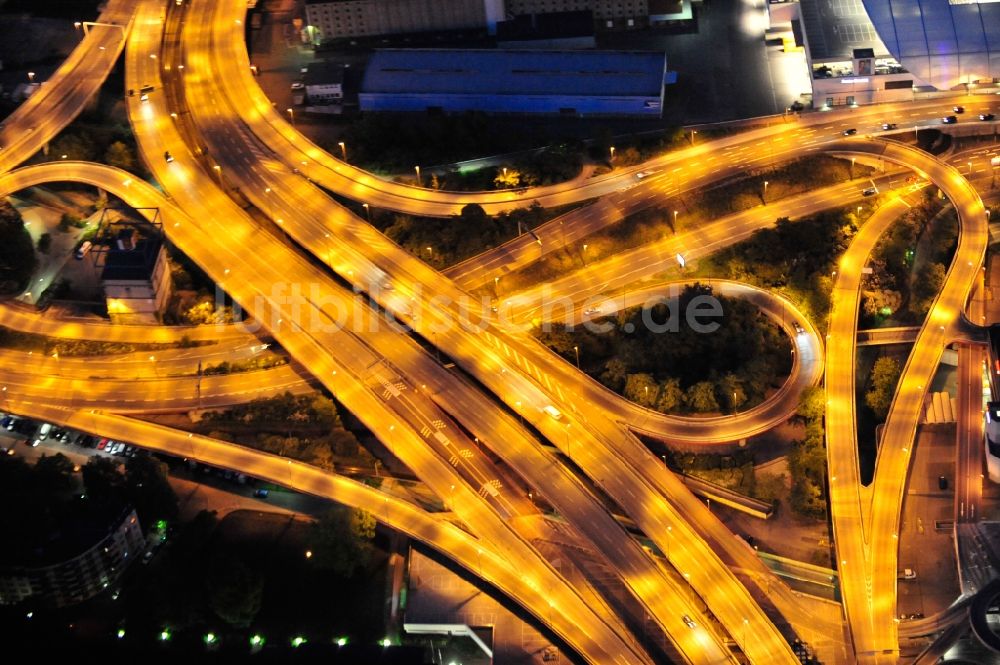 Ludwigshafen am Rhein bei Nacht aus der Vogelperspektive: Nachtluftbild Viadukt der Schnellstraße Hochstraße Nord - B44 in Ludwigshafen am Rhein im Bundesland Rheinland-Pfalz, Deutschland