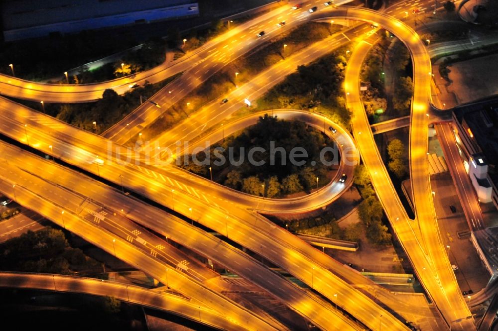 Nacht-Luftaufnahme Ludwigshafen am Rhein - Nachtluftbild Viadukt der Schnellstraße Hochstraße Nord - B44 in Ludwigshafen am Rhein im Bundesland Rheinland-Pfalz, Deutschland