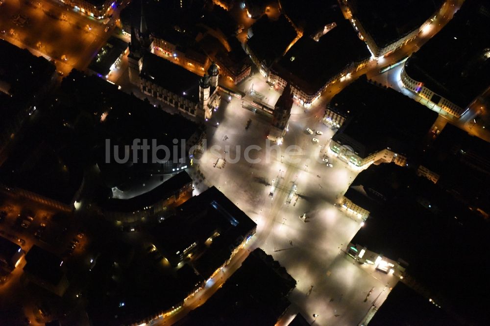 Halle (Saale) bei Nacht von oben - Nachtluftbild vom Altstadtzentrum in Halle (Saale) im Bundesland Sachsen-Anhalt