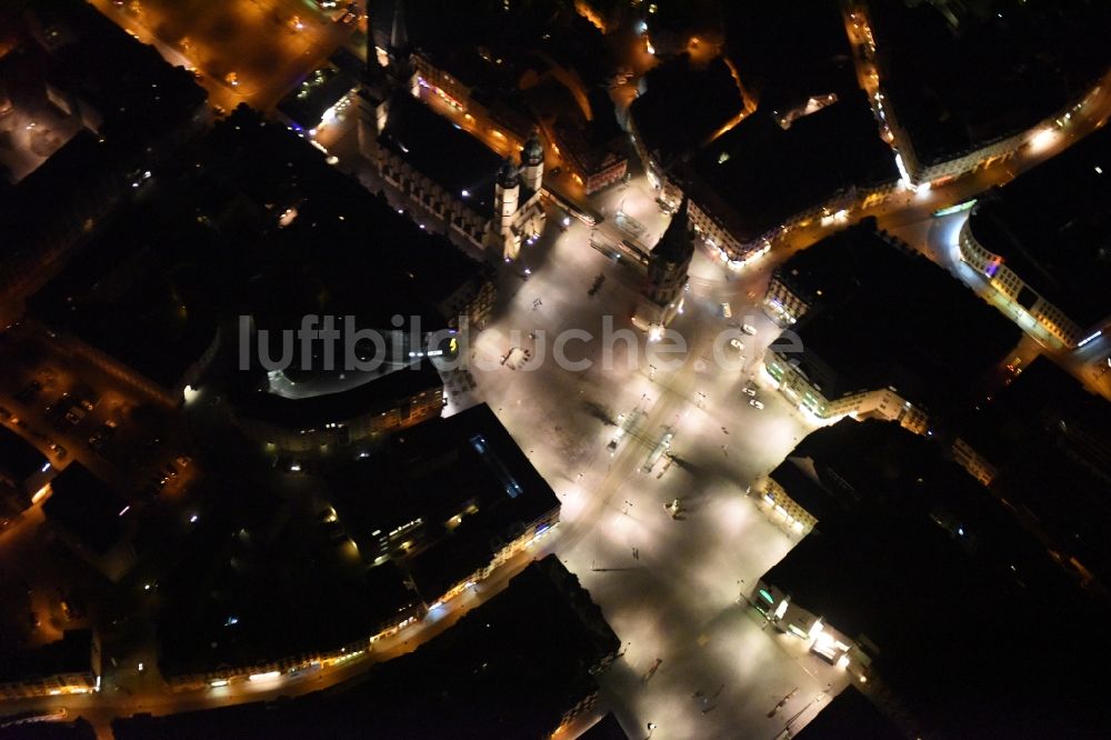 Halle (Saale) bei Nacht aus der Vogelperspektive: Nachtluftbild vom Altstadtzentrum in Halle (Saale) im Bundesland Sachsen-Anhalt