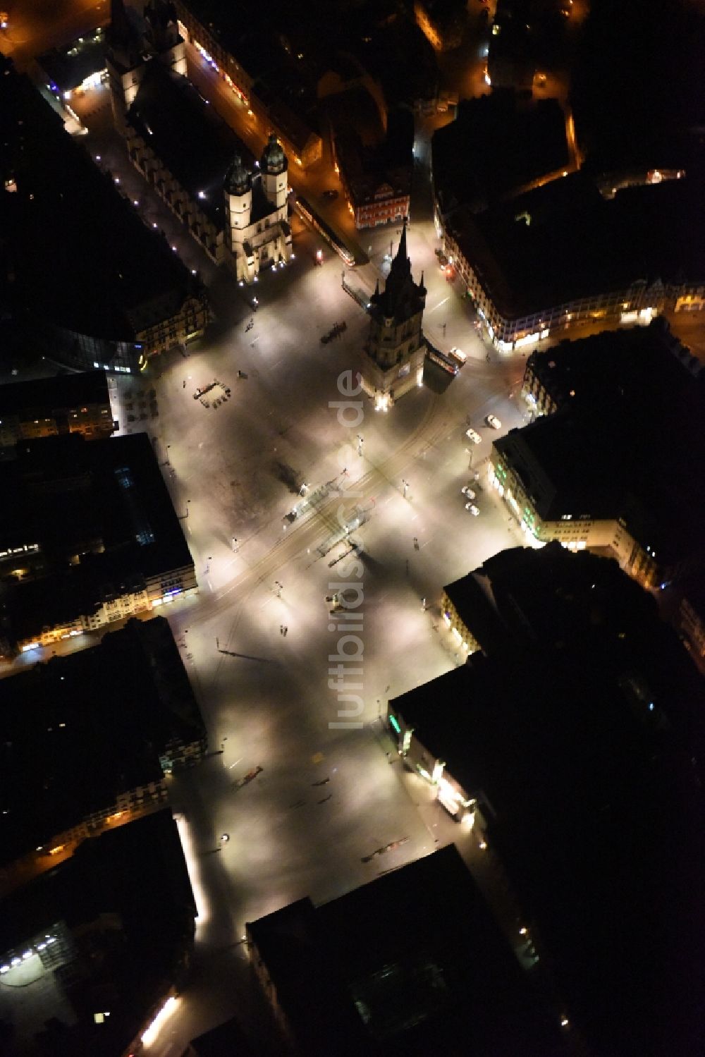 Nacht-Luftaufnahme Halle (Saale) - Nachtluftbild vom Altstadtzentrum in Halle (Saale) im Bundesland Sachsen-Anhalt