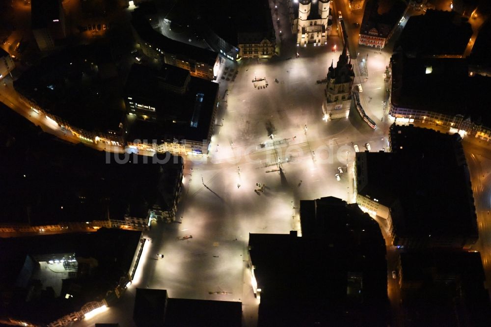 Halle (Saale) bei Nacht von oben - Nachtluftbild vom Altstadtzentrum in Halle (Saale) im Bundesland Sachsen-Anhalt