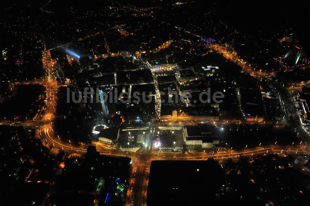 Leipzig bei Nacht von oben - Nachtluftbild vom Altstadtzentrum und der Leipziger Innenstadt