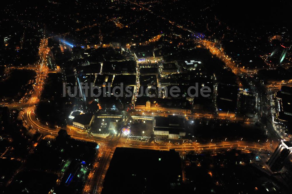 Leipzig bei Nacht aus der Vogelperspektive: Nachtluftbild vom Altstadtzentrum und der Leipziger Innenstadt