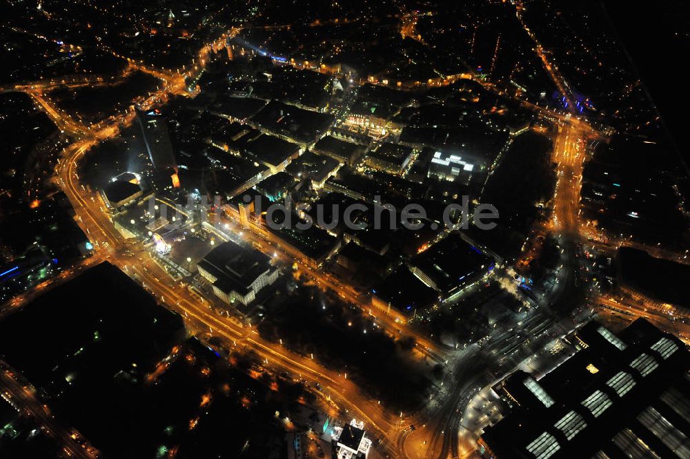 Leipzig bei Nacht von oben - Nachtluftbild vom Altstadtzentrum und der Leipziger Innenstadt