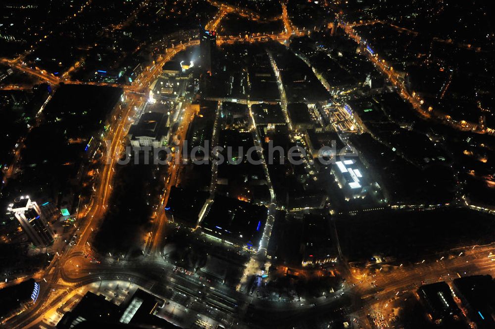 Leipzig bei Nacht aus der Vogelperspektive: Nachtluftbild vom Altstadtzentrum und der Leipziger Innenstadt