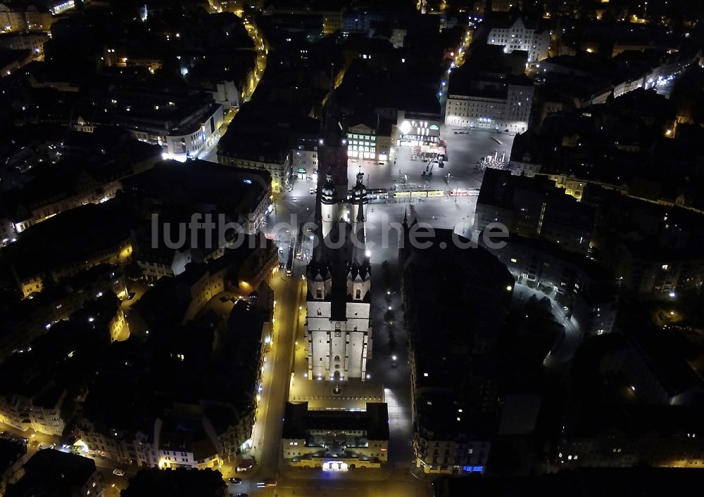 Halle (Saale) bei Nacht aus der Vogelperspektive: Nachtluftbild vom Altstadtzentrum an sder Marktkirche Unserer lieben Frauen, Roter Turm und Marktplatz in Halle (Saale) im Bundesland Sachsen-Anhalt