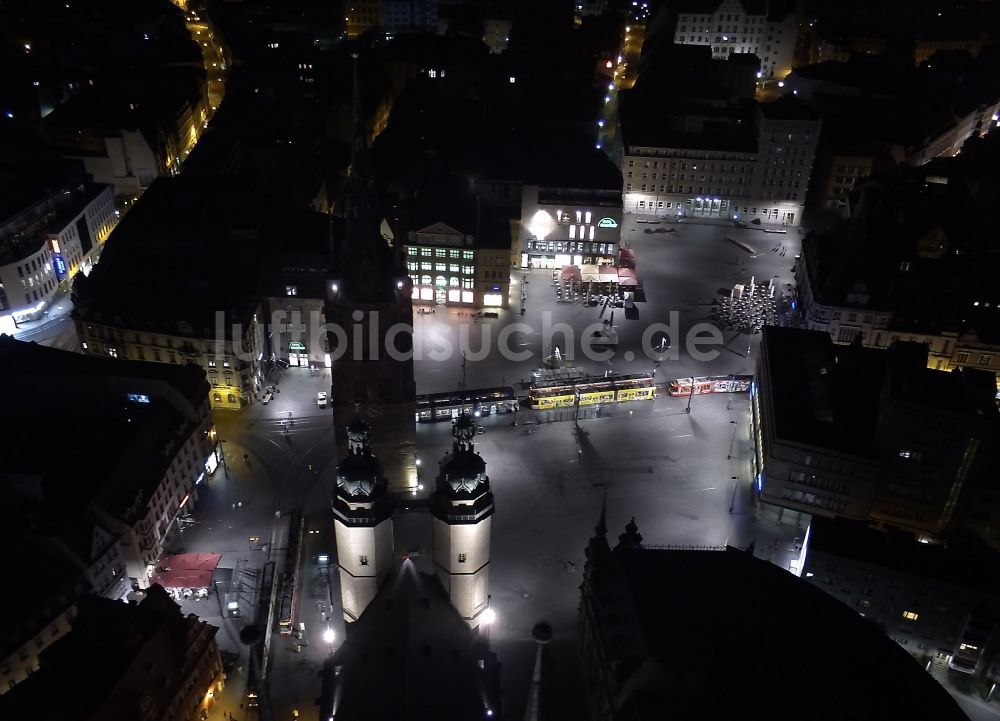 Nachtluftbild Halle (Saale) - Nachtluftbild vom Altstadtzentrum an sder Marktkirche Unserer lieben Frauen, Roter Turm und Marktplatz in Halle (Saale) im Bundesland Sachsen-Anhalt