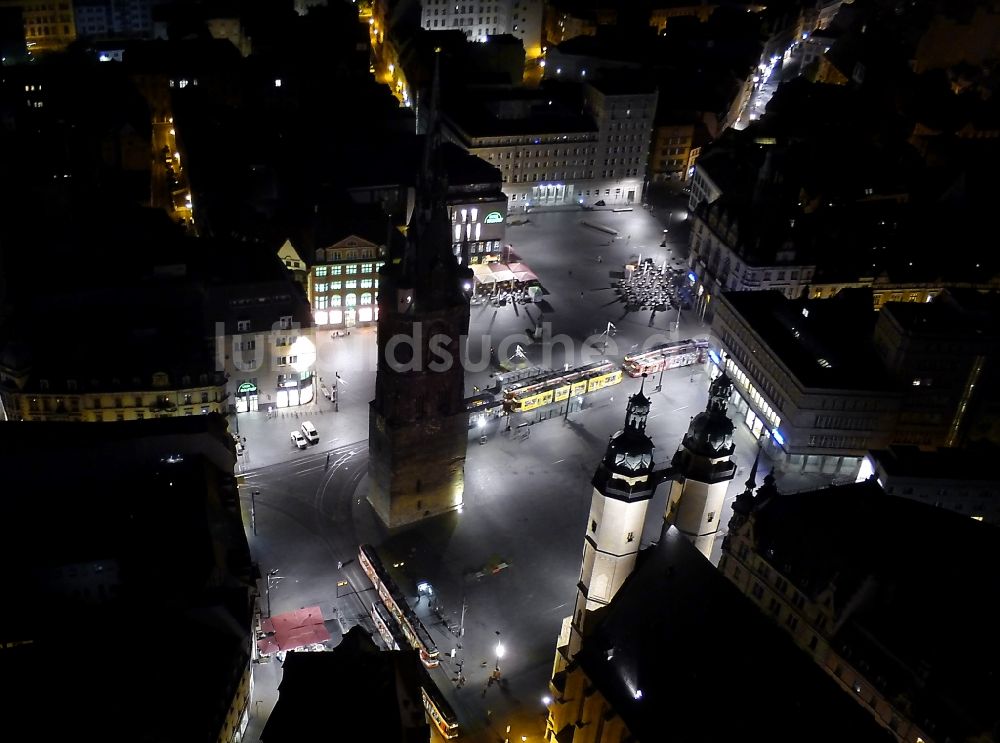 Nacht-Luftaufnahme Halle (Saale) - Nachtluftbild vom Altstadtzentrum an sder Marktkirche Unserer lieben Frauen, Roter Turm und Marktplatz in Halle (Saale) im Bundesland Sachsen-Anhalt