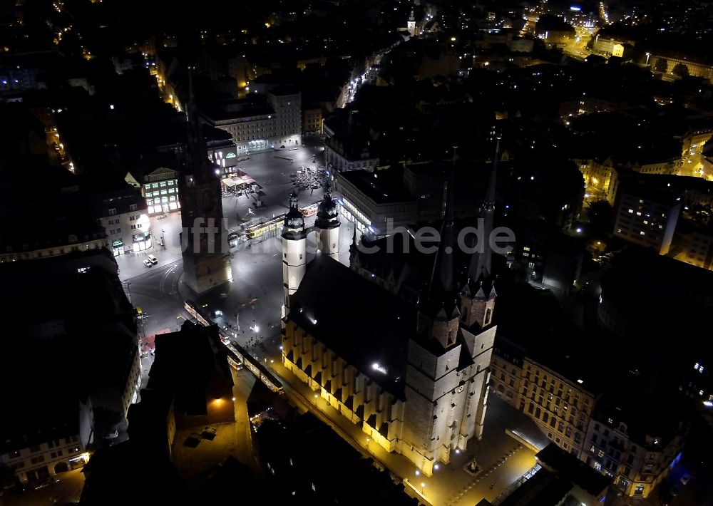 Halle (Saale) bei Nacht von oben - Nachtluftbild vom Altstadtzentrum an sder Marktkirche Unserer lieben Frauen, Roter Turm und Marktplatz in Halle (Saale) im Bundesland Sachsen-Anhalt