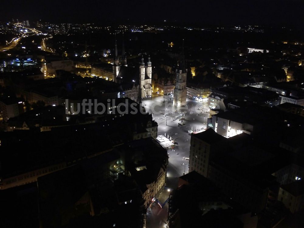 Halle (Saale) bei Nacht aus der Vogelperspektive: Nachtluftbild vom Altstadtzentrum an sder Marktkirche Unserer lieben Frauen, Roter Turm und Marktplatz in Halle (Saale) im Bundesland Sachsen-Anhalt