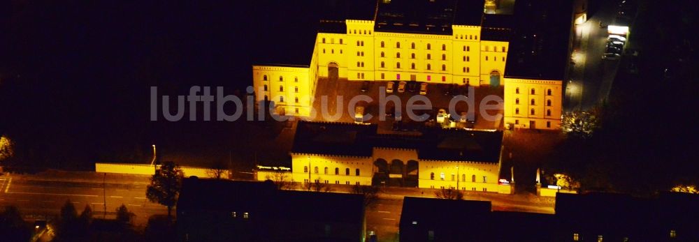 Potsdam bei Nacht aus der Vogelperspektive: Nachtluftbild vom arcona Hotel am Havelufer in Potsdam im Bundesland Brandenburg