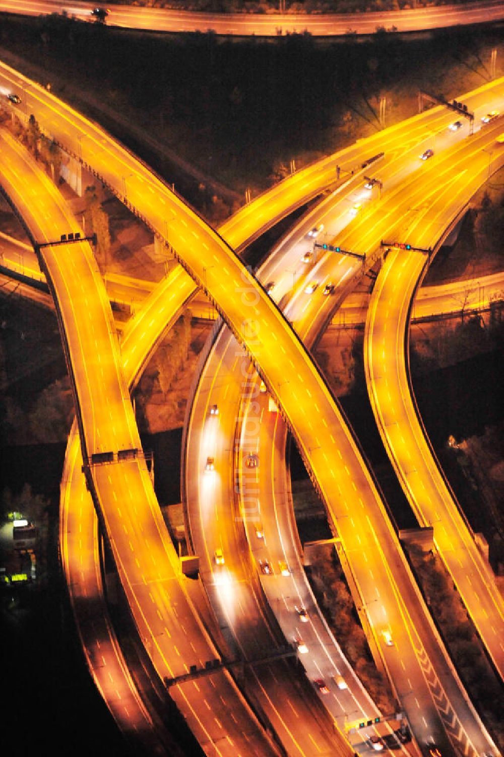 Nacht-Luftaufnahme Berlin - Nachtluftbild vom Areal des Autobahndreieck der Stadtautobahn A100 / A113 Berlin