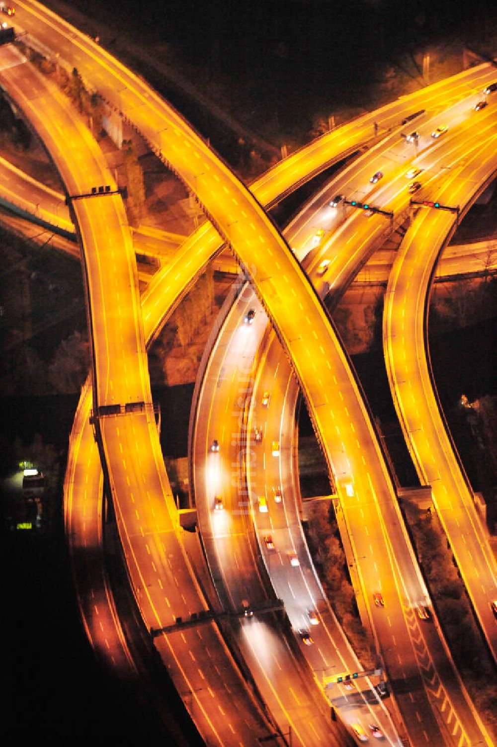 Berlin bei Nacht von oben - Nachtluftbild vom Areal des Autobahndreieck der Stadtautobahn A100 / A113 Berlin