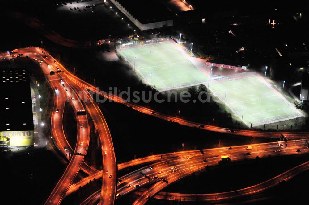 Berlin bei Nacht aus der Vogelperspektive: Nachtluftbild vom Areal des Autobahndreieck der Stadtautobahn A100 / A113 Berlin