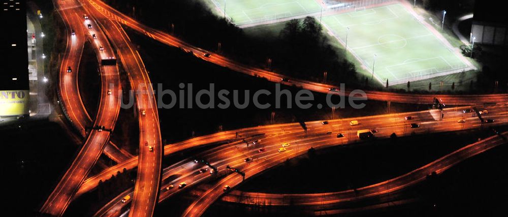 Nachtluftbild Berlin - Nachtluftbild vom Areal des Autobahndreieck der Stadtautobahn A100 / A113 Berlin