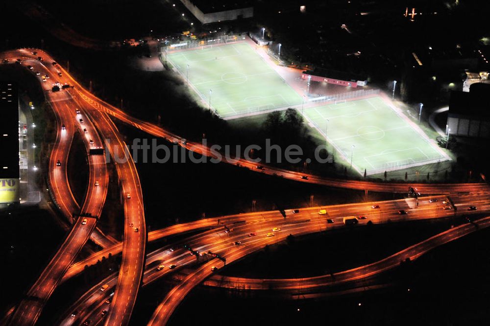 Nacht-Luftaufnahme Berlin - Nachtluftbild vom Areal des Autobahndreieck der Stadtautobahn A100 / A113 Berlin