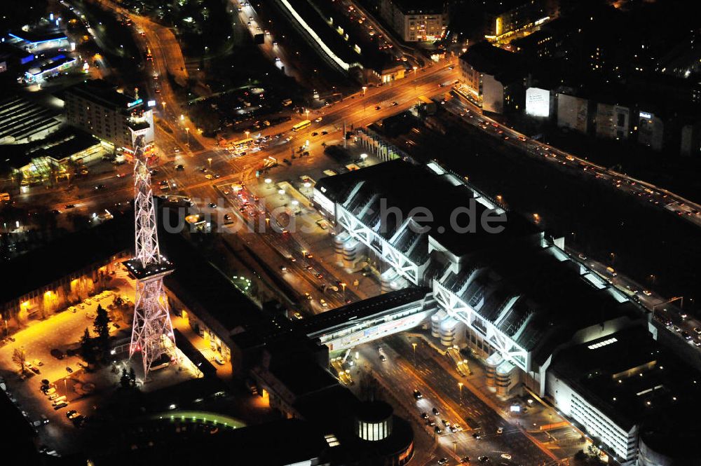 Nacht-Luftaufnahme Berlin - Nachtluftbild vom Areal des Funkturm / ICC im Messegelände in Berlin Charlottenburg